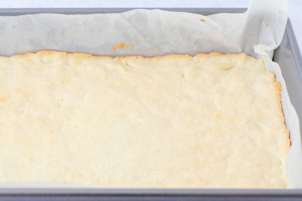 烤好的饼皮放在平底锅里，铺上羊皮纸。