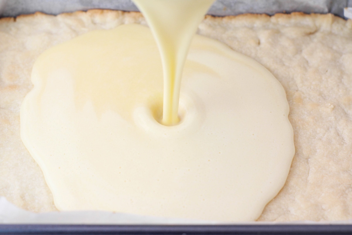 把柠檬混合物倒在烤好的面包皮上，做成柠檬棒。