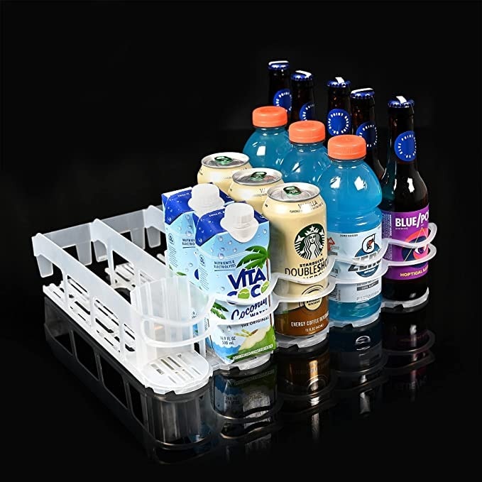 厨房组织理念-一个清晰的饮料组织者，将各种饮料放在不同的容器中。