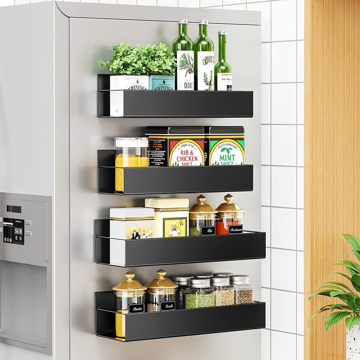 厨房组织理念——冰箱侧面的四个黑色金属磁性架子上放着一些香料和烹饪必需品。