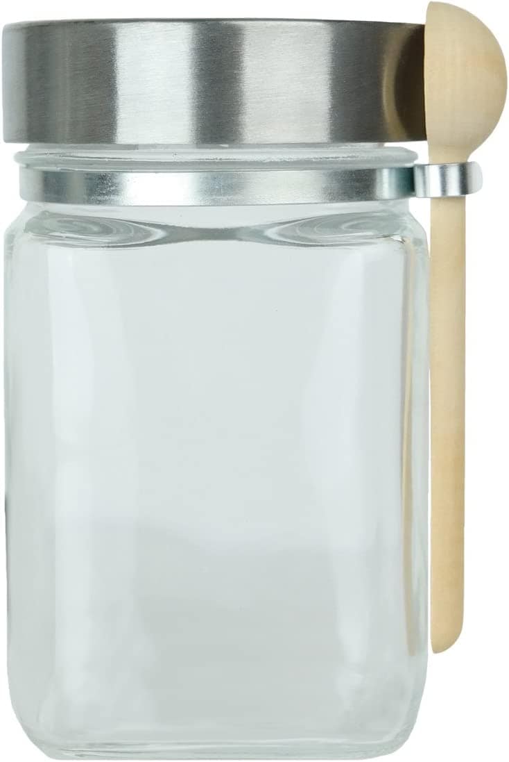 厨房组织理念——一个透明的玻璃罐子，金属盖子和木勺子附在旁边。
