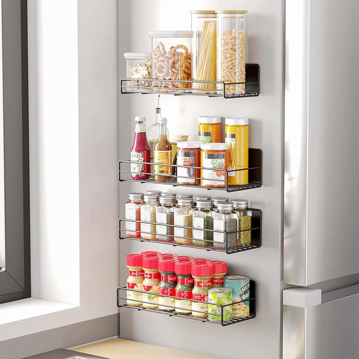 厨房组织理念——冰箱侧面的四个磁性金属架子上放着几种香料。