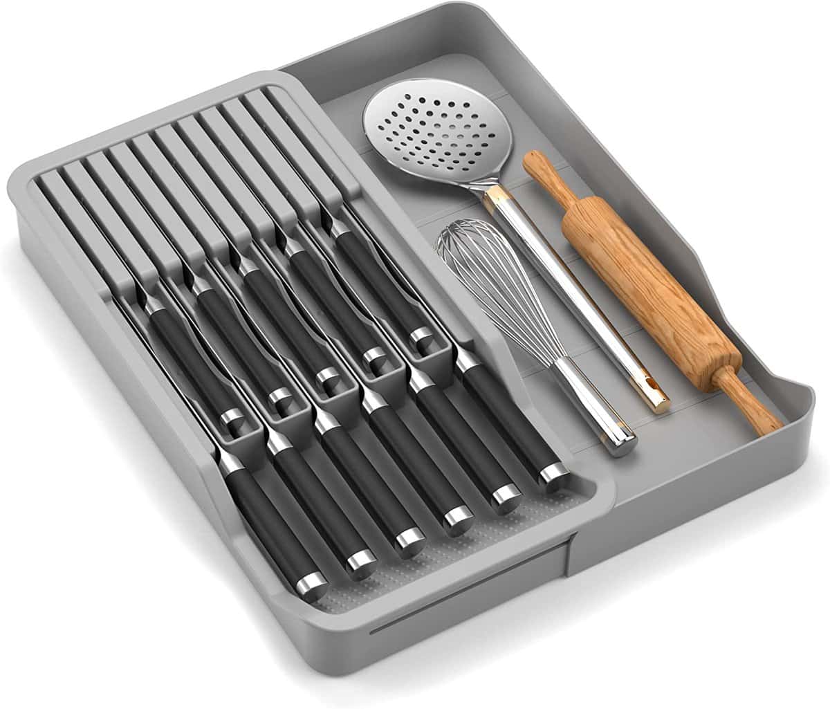 厨房组织理念-在抽屉里存放刀具和其他厨房用具的塑料收纳器。