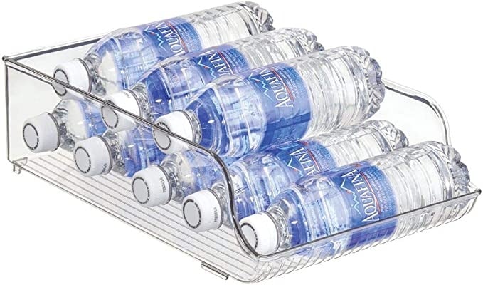厨房组织理念——一个开放、透明的储水容器，里面装着几瓶水。
