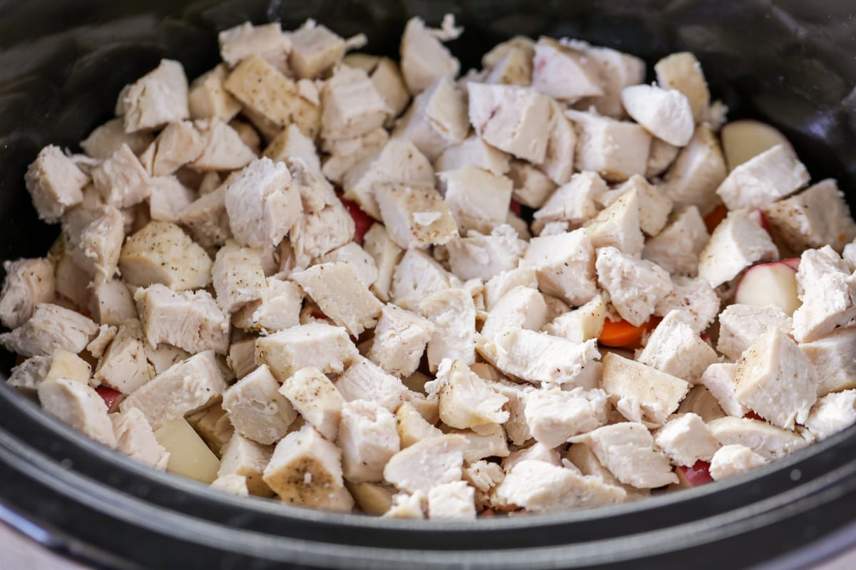 在慢炖锅里切成丁的食材，用来炖炖鸡。