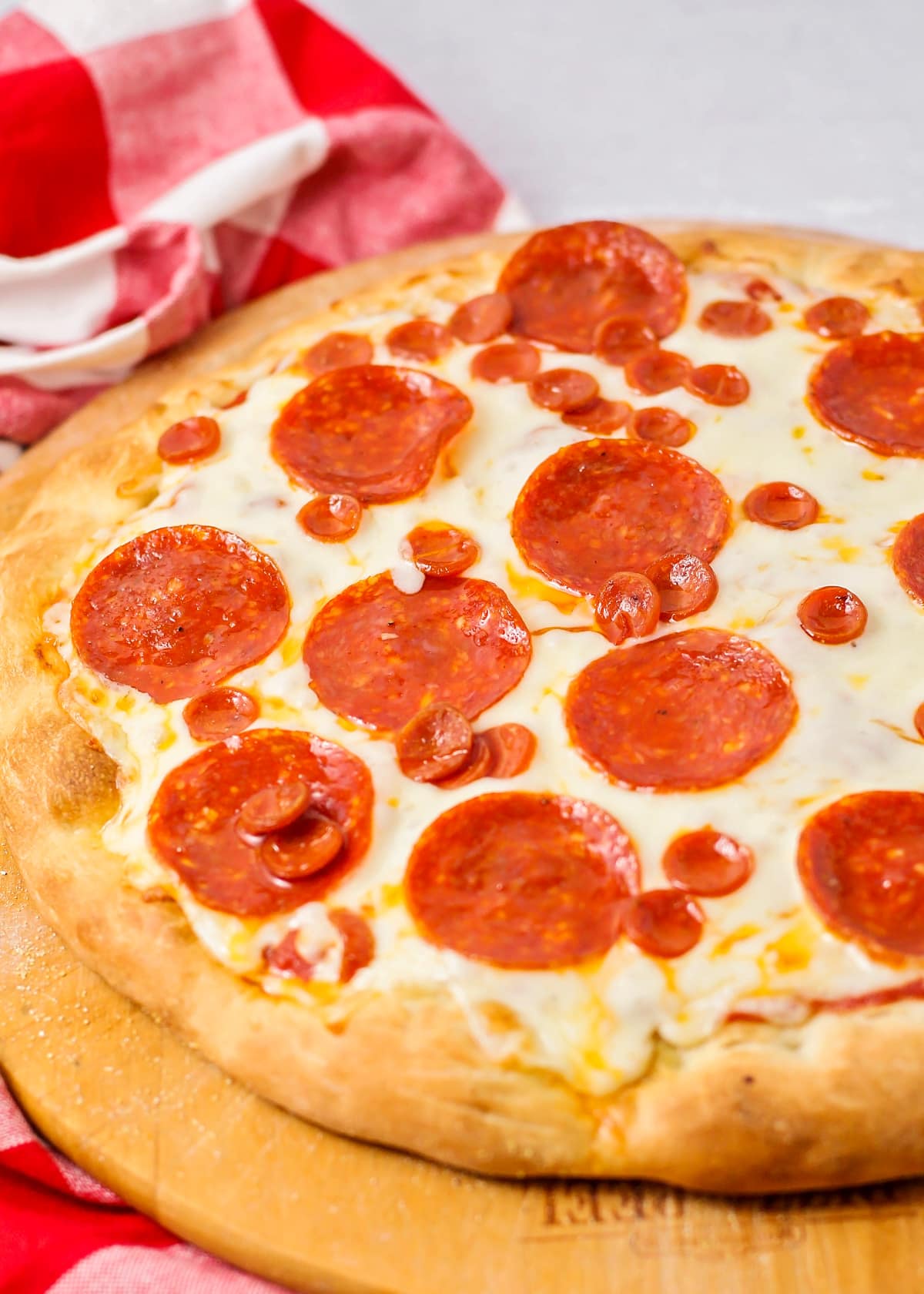 用自制披萨面团制作的意大利辣香肠披萨的特写。