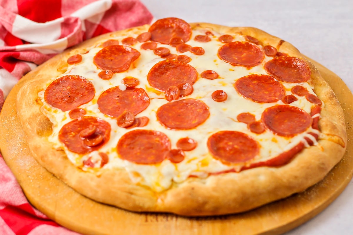 近距离的烤自制意大利辣香肠披萨披萨皮。
