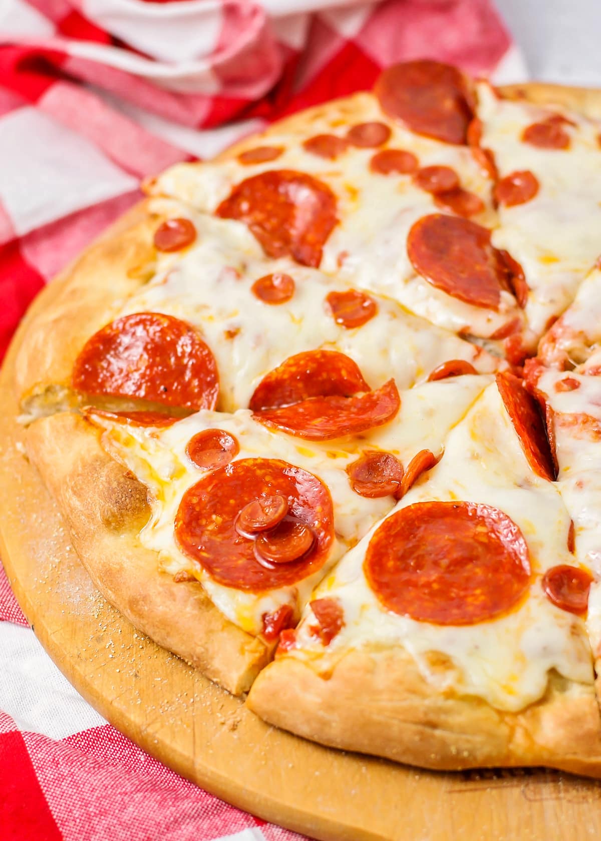 一个近距离的烘焙和切片自制意大利辣香肠披萨。