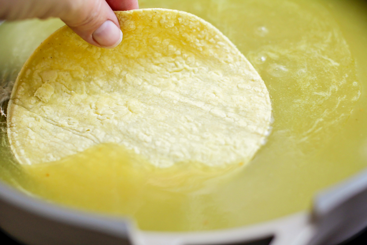 玉米玉米饼蘸绿色玉米卷酱。