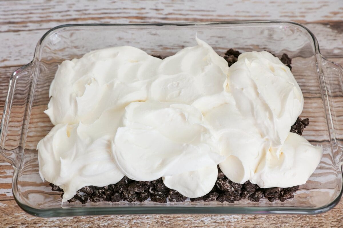 把奶油层加到复活节泥蛋糕上。
