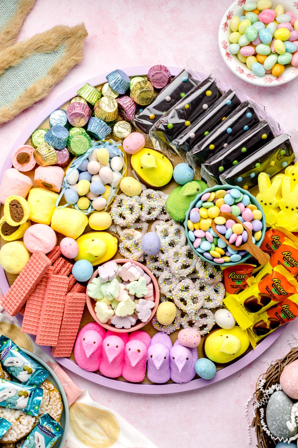 完成的复活节熟食板充满糖果和款待。