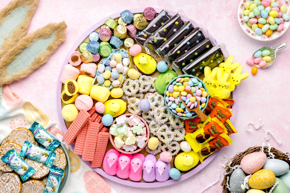 复活节熟食板充满季节性复活节糖果和款待。