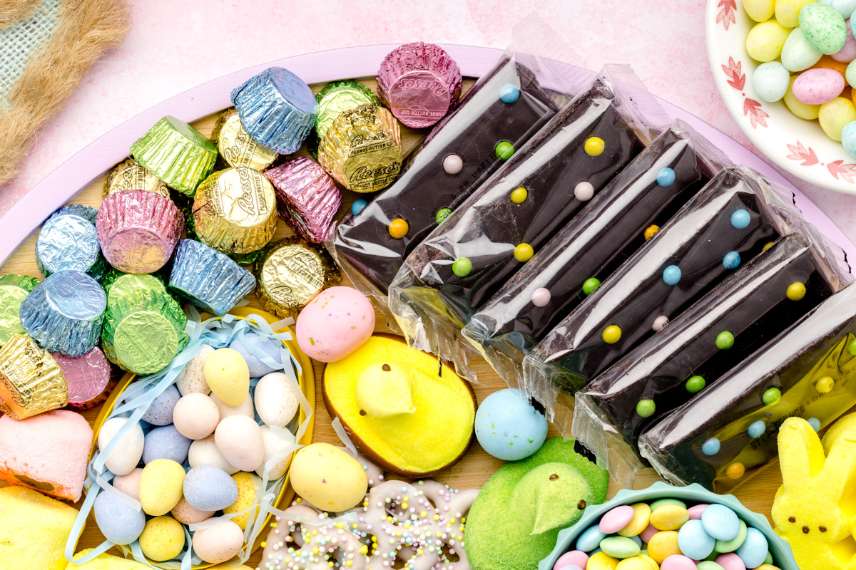 在复活节熟食板上的宇宙布朗尼和复活节糖果的特写。