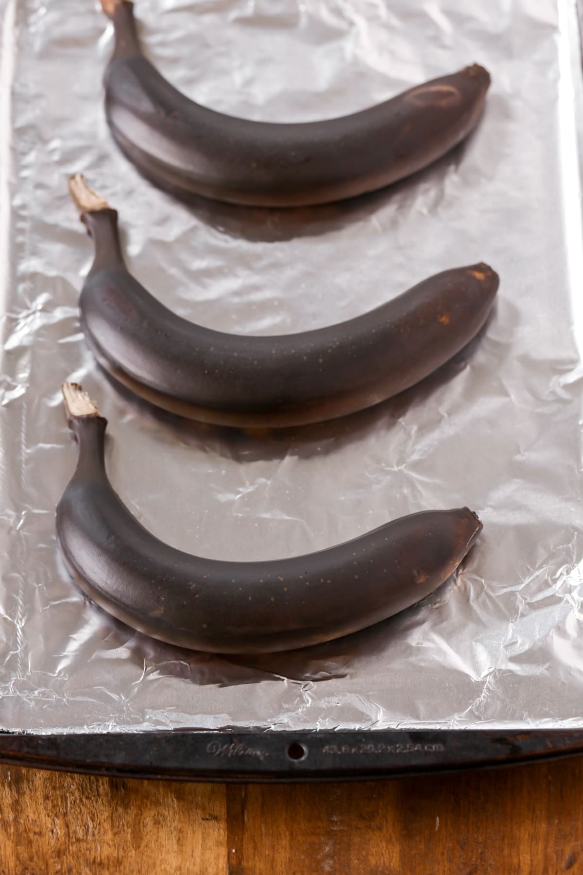 烤盘上放熟透的香蕉。