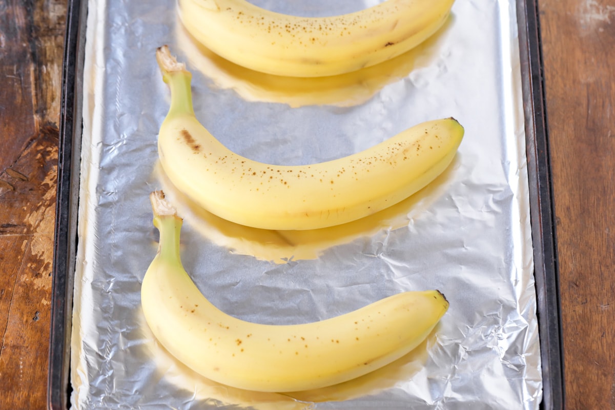 如何让香蕉成熟——将部分成熟的香蕉放在有衬里的烤盘上。