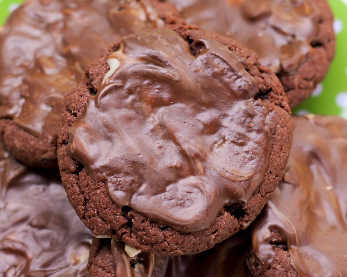 安第斯薄荷融化在巧克力饼干上