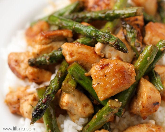 周日晚餐建议:鸡肉和芦笋炒米饭。
