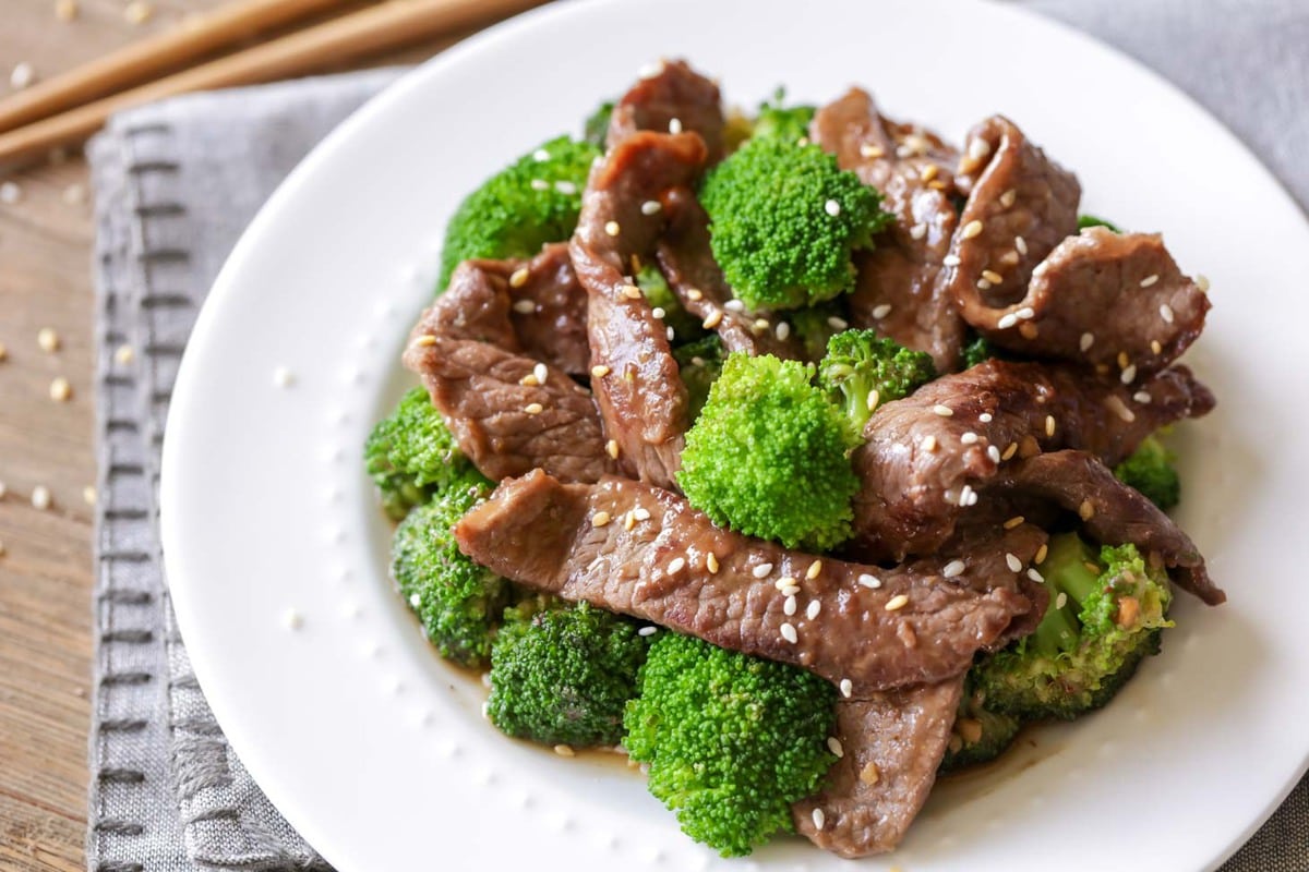 周日晚餐建议——简单的牛肉和西兰花放在白色盘子里。