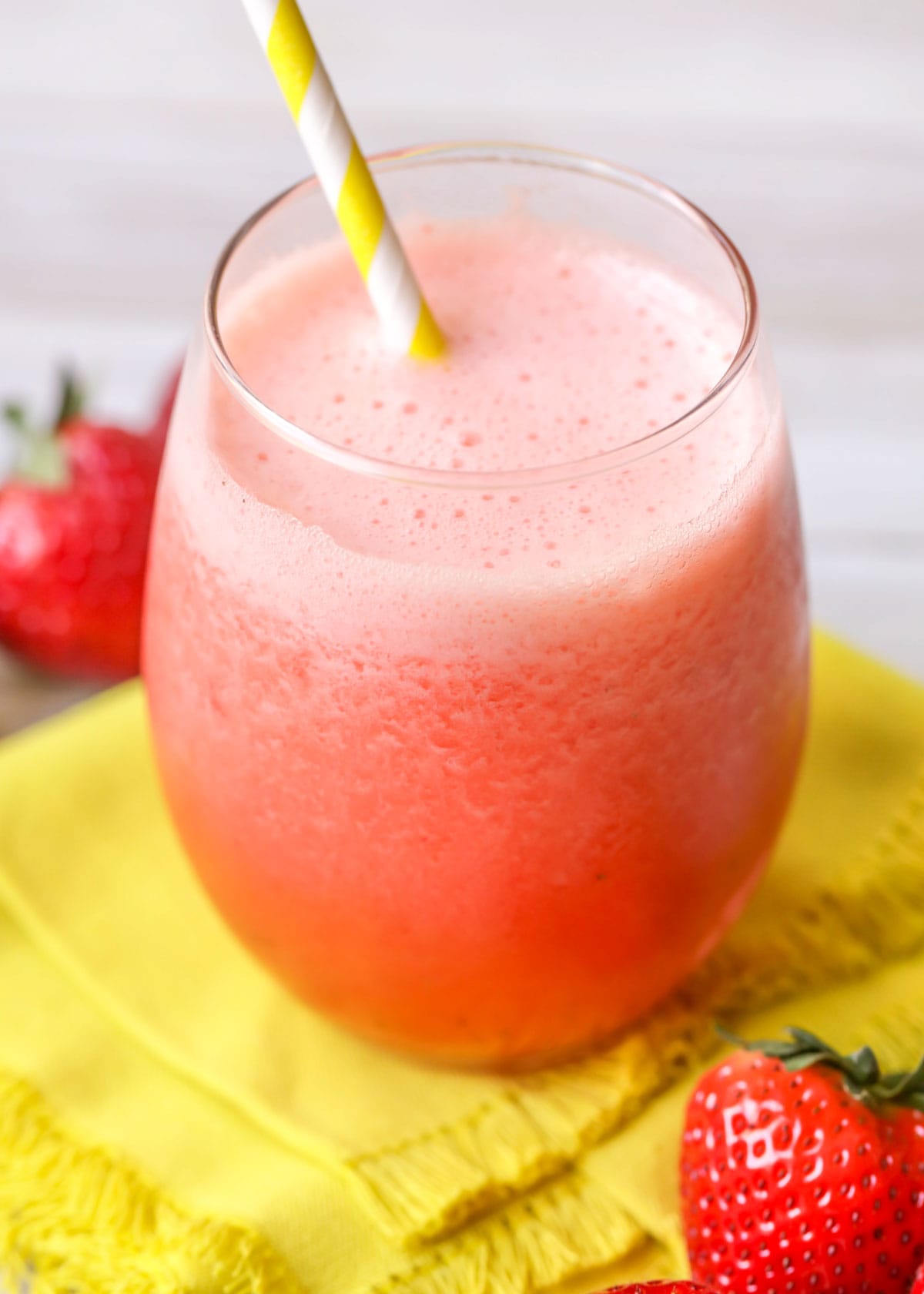 一杯冰冻草莓柠檬水