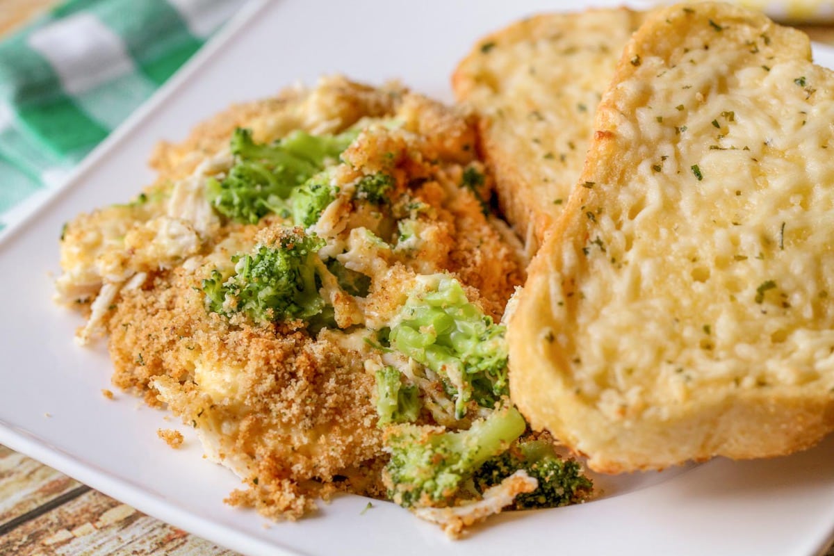 周日晚餐建议-奶酪鸡肉西兰花砂锅配蒜蓉面包。
