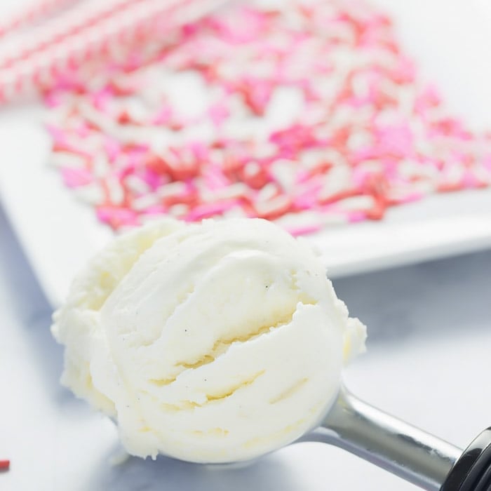一勺用来做情人节奶昔的香草冰淇淋