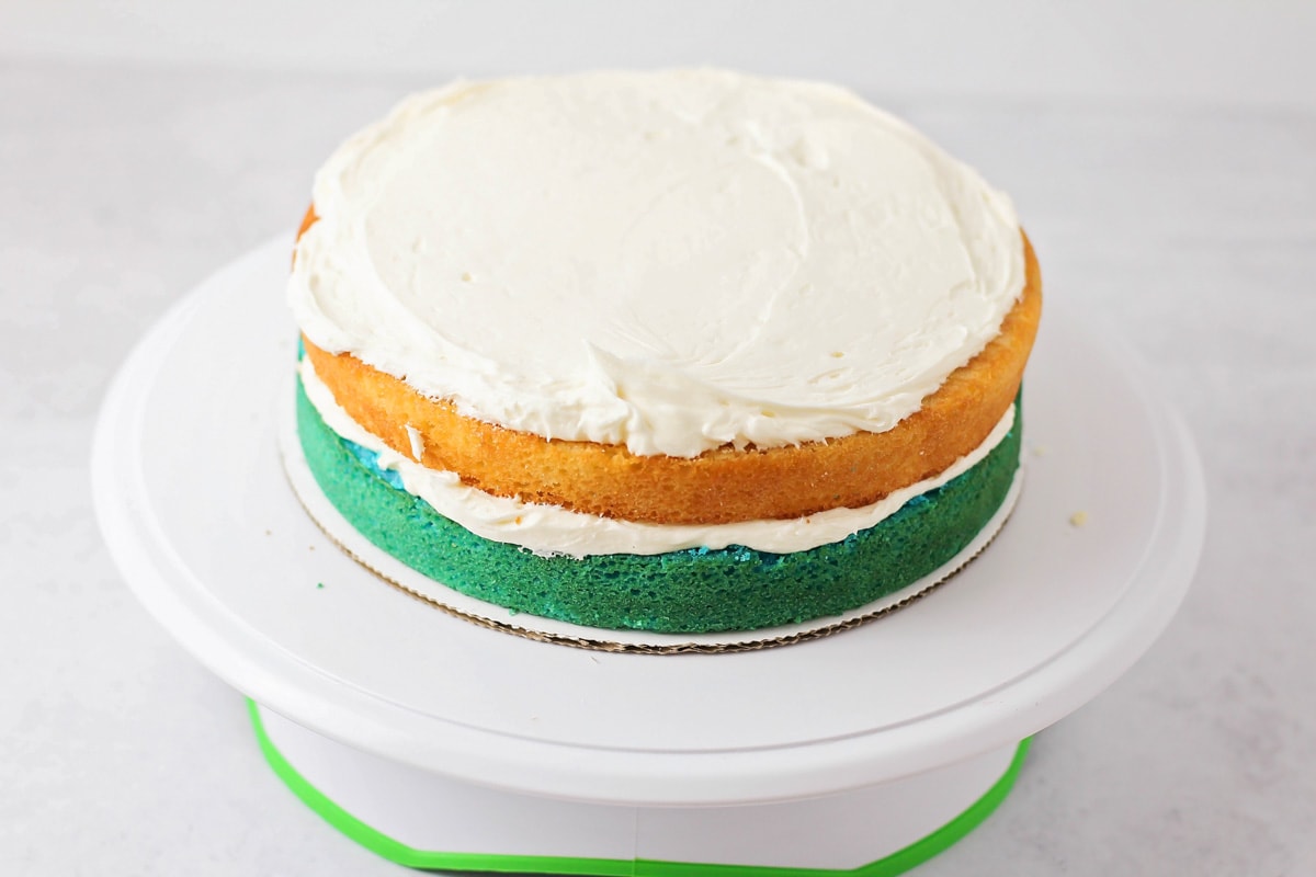 在蛋糕架上给红白蓝蛋糕上糖霜和分层。
