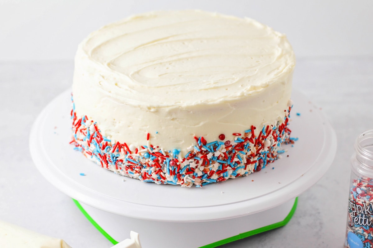 糖霜和装饰红白蓝蛋糕。