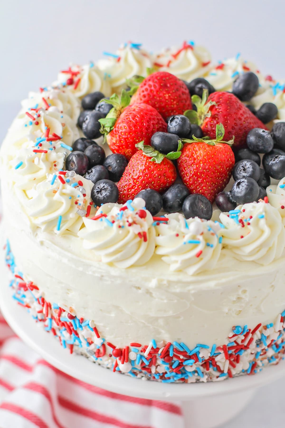 红白蓝相间的蛋糕，上面撒着爱国主义的糖屑和新鲜的浆果。