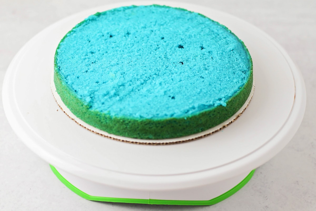 蓝蛋糕层红白蓝蛋糕放在蛋糕架上。